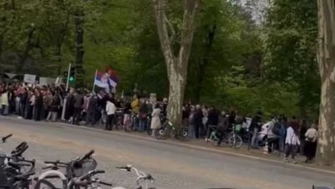 GLEDAJTE GDE SU NAS ŠUTNULI... Blokaderi dobili pedalu u Strazburu - Dočakali ih radnici recepcije (VIDEO) GLEDAJTE GDE SU NAS ŠUTNULI... Blokaderi dobili pedalu u Strazburu - Dočakali ih radnici recepcije (VIDEO)