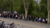 GLEDAJTE GDE SU NAS ŠUTNULI... Blokaderi dobili pedalu u Strazburu - Dočakali ih radnici recepcije (VIDEO)