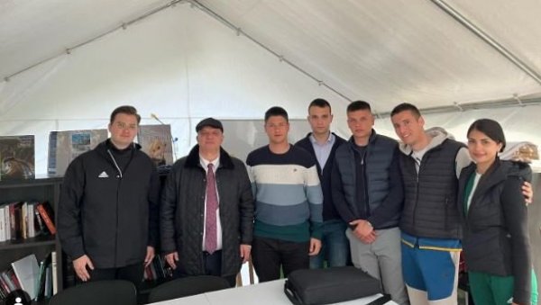 ДЕЈАН ВУК СТАНКОВИЋ У ПИОНИРСКОМ ПАРКУ: Министар посетио студенте који желе да уче ДЕЈАН ВУК СТАНКОВИЋ У ПИОНИРСКОМ ПАРКУ: Министар посетио студенте који желе да уче
