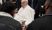 ПАПА ФРАЊА ПОСЕТИО ЗАТВОРЕНИКЕ НА ВЕЛИКИ ЧЕТВРТАК: Поделио им примерке Јеванђеља (ФОТО) ПАПА ФРАЊА ПОСЕТИО ЗАТВОРЕНИКЕ НА ВЕЛИКИ ЧЕТВРТАК: Поделио им примерке Јеванђеља (ФОТО)