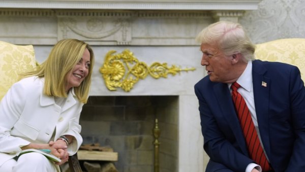 МЕЛОНИ ЈЕ ИСТИНСКИ СВЕТСКИ ЛИДЕР Трамп упутио похвале италијанској премијерки током састанка у Белој кући МЕЛОНИ ЈЕ ИСТИНСКИ СВЕТСКИ ЛИДЕР Трамп упутио похвале италијанској премијерки током састанка у Белој кући