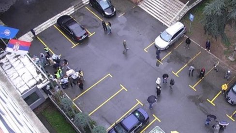 TEROR NE PRESTAJE NI NA PRAZNIK: Blokaderi ispred RTS-a i na Veliki petak