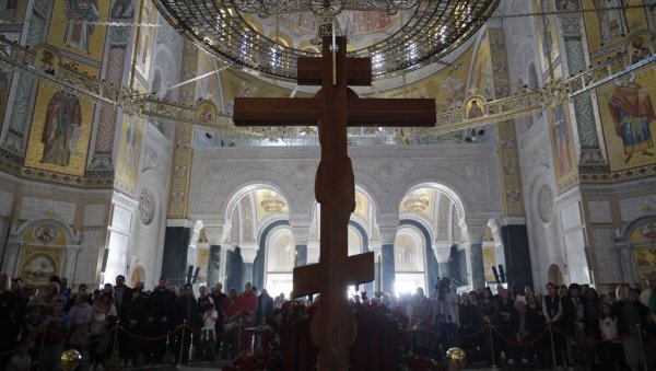 У ХРАМУ СВЕТОГ САВЕ ИЗНЕТА ПЛАШТАНИЦА Присуствовао велики број верника (ФОТО) У ХРАМУ СВЕТОГ САВЕ ИЗНЕТА ПЛАШТАНИЦА Присуствовао велики број верника (ФОТО)