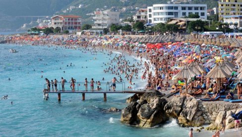 KROFNICE TRI EVRA, KUGLA SLADOLEDA DVA: Evo kako se kreću cene u Crnoj Gori