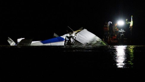 AVION PAO U REKU, IMA MRTVIH: Užas u Americi (FOTO/VIDEO) AVION PAO U REKU, IMA MRTVIH: Užas u Americi (FOTO/VIDEO)