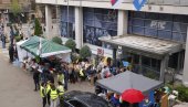 TEROR NE PRESTAJE: Blokaderi petnaesti dan pred zgradama RTS-a