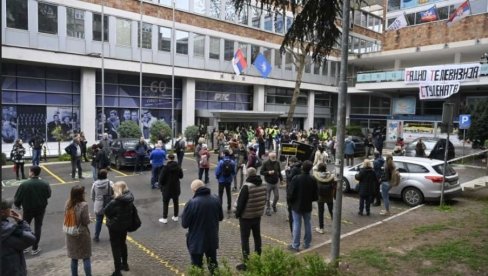 HAMZA I DRUGARI NASTAVLJAJU TEROR I DRUGOG DANA VASKRSA: Zločinačko nasilje ispred RTS traje i dalje HAMZA I DRUGARI NASTAVLJAJU TEROR I DRUGOG DANA VASKRSA: Zločinačko nasilje ispred RTS traje i dalje