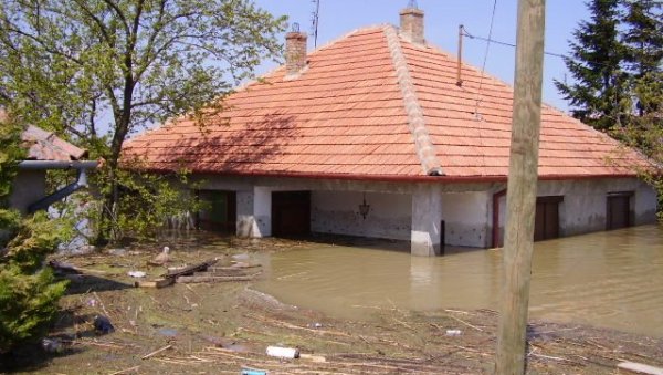 ДАН КАДА ЈЕ ВОДЕНА СТИХИЈА ПОТОПИЛА 150 КУЋА: Навршиле се две деценије од катастрофалних полава у селу Јаша Томић (ФОТО) ДАН КАДА ЈЕ ВОДЕНА СТИХИЈА ПОТОПИЛА 150 КУЋА: Навршиле се две деценије од катастрофалних полава у селу Јаша Томић (ФОТО)