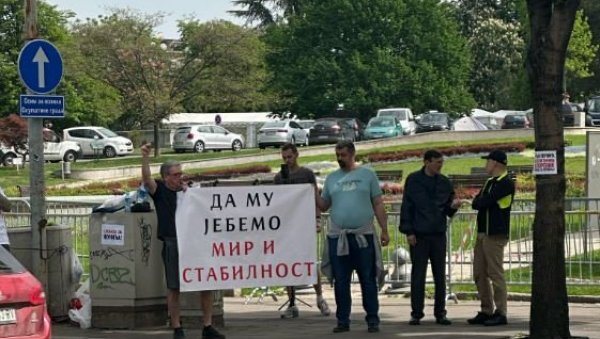 БЛОКАДЕРИ ИСПРЕД ПРЕДСЕДНИШТВА: Све су о себи рекли овим транспарентом (ФОТО) БЛОКАДЕРИ ИСПРЕД ПРЕДСЕДНИШТВА: Све су о себи рекли овим транспарентом (ФОТО)