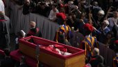 CEREMONIJA U VATIKANU: Kovčeg sa telom pape Franje prenosi se u Baziliku Svetog Petra CEREMONIJA U VATIKANU: Kovčeg sa telom pape Franje prenosi se u Baziliku Svetog Petra