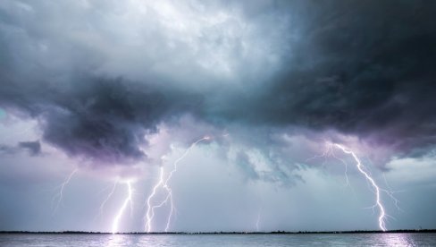 ИЗДАТО УПОЗОРЕЊЕ  Стиже невреме опасно по живот: Олуја Брам се приближава Великој Британији и Ирској