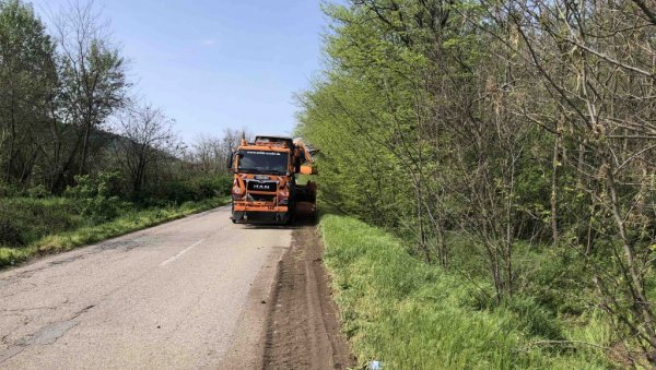 ОПРЕЗ НА ПУТЕВИМА ОКО ВРШЦА: Тешке машине уређују банкине ОПРЕЗ НА ПУТЕВИМА ОКО ВРШЦА: Тешке машине уређују банкине