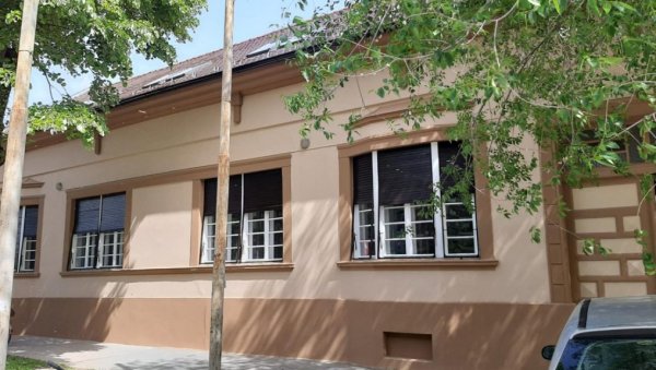 НОВО РУХО ЗА БИБЛИОТЕКУ: Фасада установе из Ковина више није зелене боје НОВО РУХО ЗА БИБЛИОТЕКУ: Фасада установе из Ковина више није зелене боје