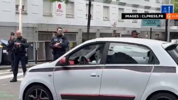 УБИЈЕН ЈЕДАН, ПОВРЕЂЕНО ТРОЈЕ ЂАКА: Средњошколац упао у две учионице и напао ђаке ножем у Француској (ФОТО/ВИДЕО) УБИЈЕН ЈЕДАН, ПОВРЕЂЕНО ТРОЈЕ ЂАКА: Средњошколац упао у две учионице и напао ђаке ножем у Француској (ФОТО/ВИДЕО)