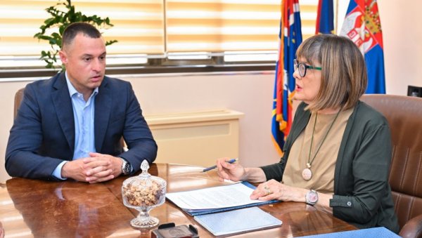 БОЉИ УСЛОВИ ЗА СПОРТ: Маја Гојковић обишла радове на Градском стадиону у Врбасу БОЉИ УСЛОВИ ЗА СПОРТ: Маја Гојковић обишла радове на Градском стадиону у Врбасу