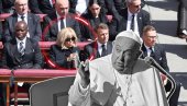 PROZVALI JE BUNTOVNICOM Brižit Makron prekršila strogi protokol na sahrani pape Franje (FOTO)