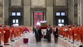 VATIKAN OBJAVIO FOTOGRAFIJE: Polaganje kovčega pape u bazilici Santa Marija Mađore (FOTO) VATIKAN OBJAVIO FOTOGRAFIJE: Polaganje kovčega pape u bazilici Santa Marija Mađore (FOTO)