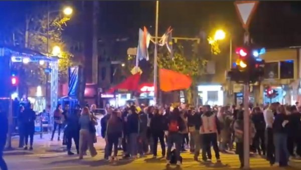 БЛОКАДЕРИ ЛУДУЈУ У НОВОМ САДУ: Уместо комеморативног скупа направили журку - срамне сцене (ВИДЕО) БЛОКАДЕРИ ЛУДУЈУ У НОВОМ САДУ: Уместо комеморативног скупа направили журку - срамне сцене (ВИДЕО)