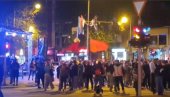 BLOKADERI LUDUJU U NOVOM SADU: Umesto komemorativnog skupa napravili žurku - sramne scene (VIDEO)