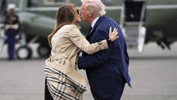 ПРВА ДАМА САД 55. РОЂЕНДАН ПРОВЕЛА У РИМУ: Трамп организовао свечани ручак у авиону (ФОТО) ПРВА ДАМА САД 55. РОЂЕНДАН ПРОВЕЛА У РИМУ: Трамп организовао свечани ручак у авиону (ФОТО)
