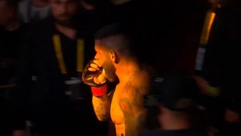 HRVATI ODLEPILI ZBOG SRBINA! Brutalan nokaut srpske zvezde izazvao delirijum (VIDEO) HRVATI ODLEPILI ZBOG SRBINA! Brutalan nokaut srpske zvezde izazvao delirijum (VIDEO)