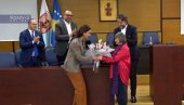 ŠIPTARI ODLIKOVALI OZLOGLAŠENU SRBOMRZITELJKU: Nataši Kandić Ključ Grada Prištine za veleizdaju Srba na KiM (VIDEO)