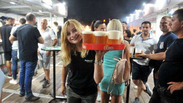 ЈЕДАН ОД НАЈВЕЋИХ ФЕСТИВАЛА ПИВА У РЕГИОНУ: Beer Fest већ више од две деценије привлачи туристе из целог света (ФОТО) ЈЕДАН ОД НАЈВЕЋИХ ФЕСТИВАЛА ПИВА У РЕГИОНУ: Beer Fest већ више од две деценије привлачи туристе из целог света (ФОТО)