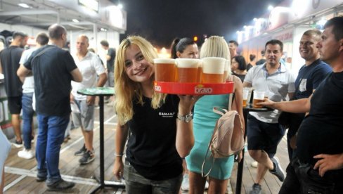 ЈЕДАН ОД НАЈВЕЋИХ ФЕСТИВАЛА ПИВА У РЕГИОНУ: Beer Fest већ више од две деценије привлачи туристе из целог света (ФОТО) ЈЕДАН ОД НАЈВЕЋИХ ФЕСТИВАЛА ПИВА У РЕГИОНУ: Beer Fest већ више од две деценије привлачи туристе из целог света (ФОТО)