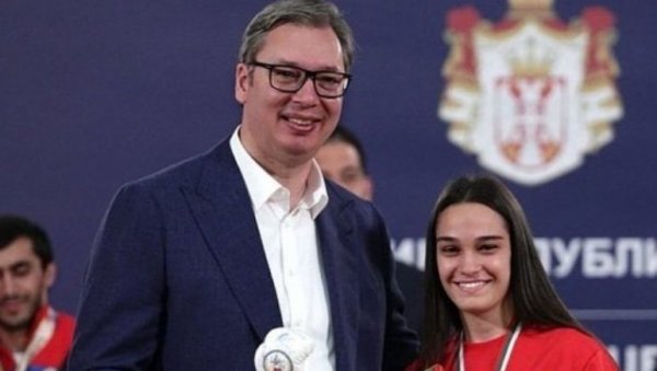ХВАЛА ВАМ НА ОВОЈ РАДОСТИ! Вучић честитао Сари Ћирковић - Србија је поносна на овај величанствени успех! ХВАЛА ВАМ НА ОВОЈ РАДОСТИ! Вучић честитао Сари Ћирковић - Србија је поносна на овај величанствени успех!