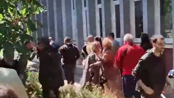 БЛОКАДЕРИ НАПРАВИЛИ ХАОС ИСПРЕД ЗГРАДЕ ДИФ-А: Спречили професоре да уђу на факултет (ВИДЕО) БЛОКАДЕРИ НАПРАВИЛИ ХАОС ИСПРЕД ЗГРАДЕ ДИФ-А: Спречили професоре да уђу на факултет (ВИДЕО)