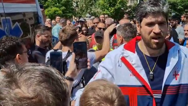 МОНСТРУМИ: Чист фашизам на делу - Они се хвале што су уништили возило Хитне помоћи! (ФОТО) МОНСТРУМИ: Чист фашизам на делу - Они се хвале што су уништили возило Хитне помоћи! (ФОТО)