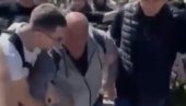 MONSTRUOZNO: Mučki napali dekana DIF - ovako su blokaderi pokušali linč (VIDEO) MONSTRUOZNO: Mučki napali dekana DIF - ovako su blokaderi pokušali linč (VIDEO)