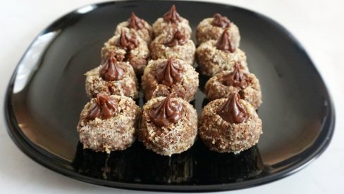 SITNI KOLAČ ZA KRUPNI ZALOGAJ: Lešnik gnezda, malo desert savršenstvo SITNI KOLAČ ZA KRUPNI ZALOGAJ: Lešnik gnezda, malo desert savršenstvo