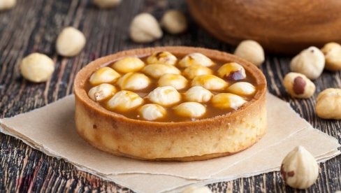 IDEALAN ZA LJUBITELJE LEŠNIKA: Karamel tart, kremasti dezert koji se topi u ustima