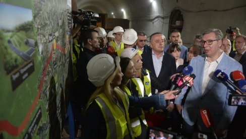 КРОЗ ЈЕЗГРО ФРУШКЕ ГОРЕ БЕЗБЕДНО, ЛАКО И ТИХО: Пробијање најдужег тунела у Србији ближи се крају, радови у три смене са 230 радника (ФОТО)