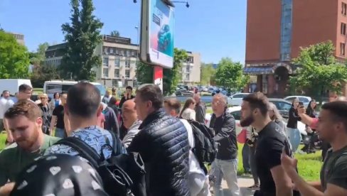 BLOKADER KOJI JE MUČKI NAPAO DEKANA DRIDA: Ovo je Veljko Petrović koga je danas oslobodila sudija Budimir (VIDEO) BLOKADER KOJI JE MUČKI NAPAO DEKANA DRIDA: Ovo je Veljko Petrović koga je danas oslobodila sudija Budimir (VIDEO)