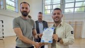 POKLONJENA OPREMA: Sportski savez Srbije posetio OŠ Milena Pavlović Barili (FOTO)