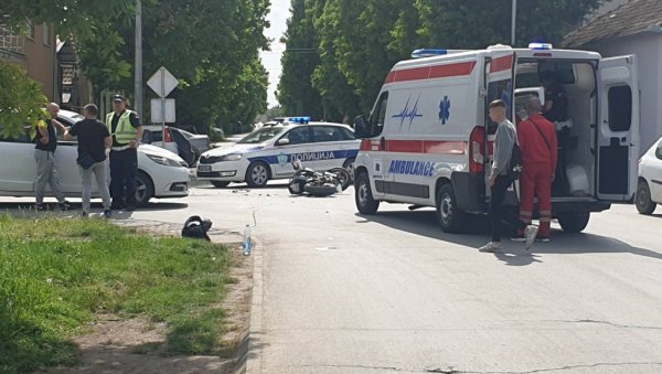 МЛАДЕ МОТОРИСТЕ СПАСИЛЕ КАЦИГЕ: Саобраћајна несрећа у центру Кикинде због непрописног скретања (ФОТО) МЛАДЕ МОТОРИСТЕ СПАСИЛЕ КАЦИГЕ: Саобраћајна несрећа у центру Кикинде због непрописног скретања (ФОТО)