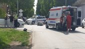 MLADE MOTORISTE SPASILE KACIGE: Saobraćajna nesreća u centru Kikinde zbog nepropisnog skretanja (FOTO)