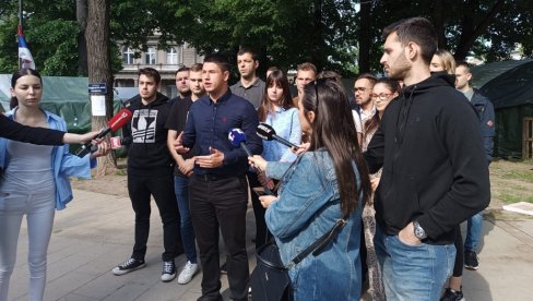 СТУДЕНТИ КОЈИ ЖЕЛЕ ДА УЧЕ СЕ ОБРАТИЛИ ИЗ ПИОНИРСКОГ ПАРКА: Из дана у дан имамо све већу подршку народа, људи цене нашу борбу (ВИДЕО) СТУДЕНТИ КОЈИ ЖЕЛЕ ДА УЧЕ СЕ ОБРАТИЛИ ИЗ ПИОНИРСКОГ ПАРКА: Из дана у дан имамо све већу подршку народа, људи цене нашу борбу (ВИДЕО)