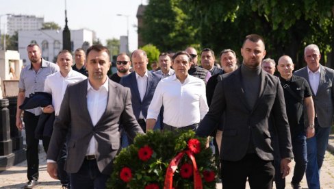 80 GODINA SLOBODE I BORBE ZA RADNIČKA PRAVA: Pokret socijalista položio venac na grob Dimitrija Tucovića (FOTO)