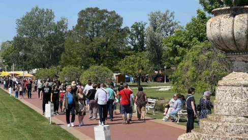 SAMO DANAS SE OČEKUJE 60.000 LJUDI: Palić vrvi od turista - Najviše ih je iz ovih zemalja i gradova SAMO DANAS SE OČEKUJE 60.000 LJUDI: Palić vrvi od turista - Najviše ih je iz ovih zemalja i gradova