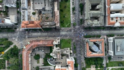 ПРОПАСТ ПРОТЕСТА БЛОКАДЕРА ФОТЕЉАША: Окупили се испред зграде Владе - настављају да тероришу грађане (ВИДЕО)