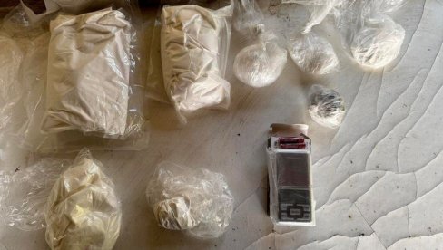 ZAŠTEKALI VIŠE OD TRI KILOGRAMA DROGE U LETNJIKOVCU? Uhapšeni mladići u Sremskoj Mitrovici (FOTO)