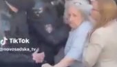 ЗЛОУПОТРЕБА СТАРИЈИХ ЉУДИ НА ДЕЛУ, СРАМАН СНИМАК: Блокадери фотељаши гурају баку на полицију (ВИДЕО)