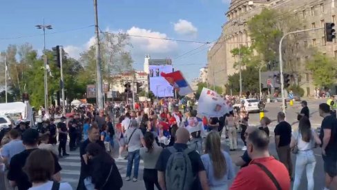 БЛОКАДЕРИ ФОТЕЉАШИ ХОЋЕ ДА СПРЕЧЕ ИСПИТНИ РОК: Покушаће данас да блокирају Факултет за медије и комуникацију