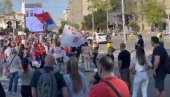 СНИМАК ИЗ ЦЕНТРА БЕОГРАДА: Блокадери фотељаши опет провоцирају студенте који желе да уче (ВИДЕО) СНИМАК ИЗ ЦЕНТРА БЕОГРАДА: Блокадери фотељаши опет провоцирају студенте који желе да уче (ВИДЕО)