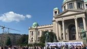 ACO, SRBINE Građani koji Prvi maj slave ispred Skupštine pozdravljaju predsednika (VIDEO)