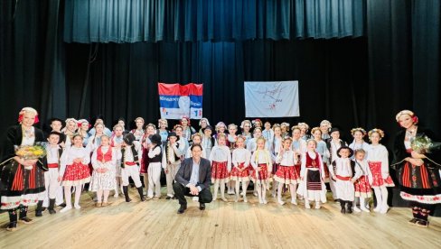 PRVO MORAVAC, PA ĆIRILICA: Mladost, najstarije srpsko aktivno kulturno-umetničko društvo u Parizu, više od četiri decenije neguje tradicij PRVO MORAVAC, PA ĆIRILICA: Mladost, najstarije srpsko aktivno kulturno-umetničko društvo u Parizu, više od četiri decenije neguje tradicij