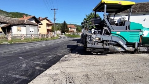 ОБНОВА УЛИЦЕ У ПЛАНИ: Урађен први слој асфалта главног сеоског пута (ФОТО) ОБНОВА УЛИЦЕ У ПЛАНИ: Урађен први слој асфалта главног сеоског пута (ФОТО)
